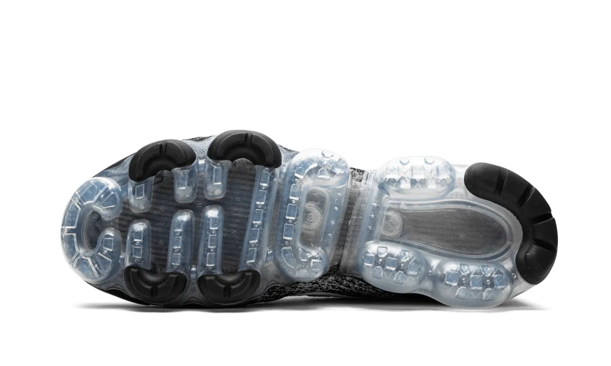 Air Vapormax Flyknit 3 running in dark colors