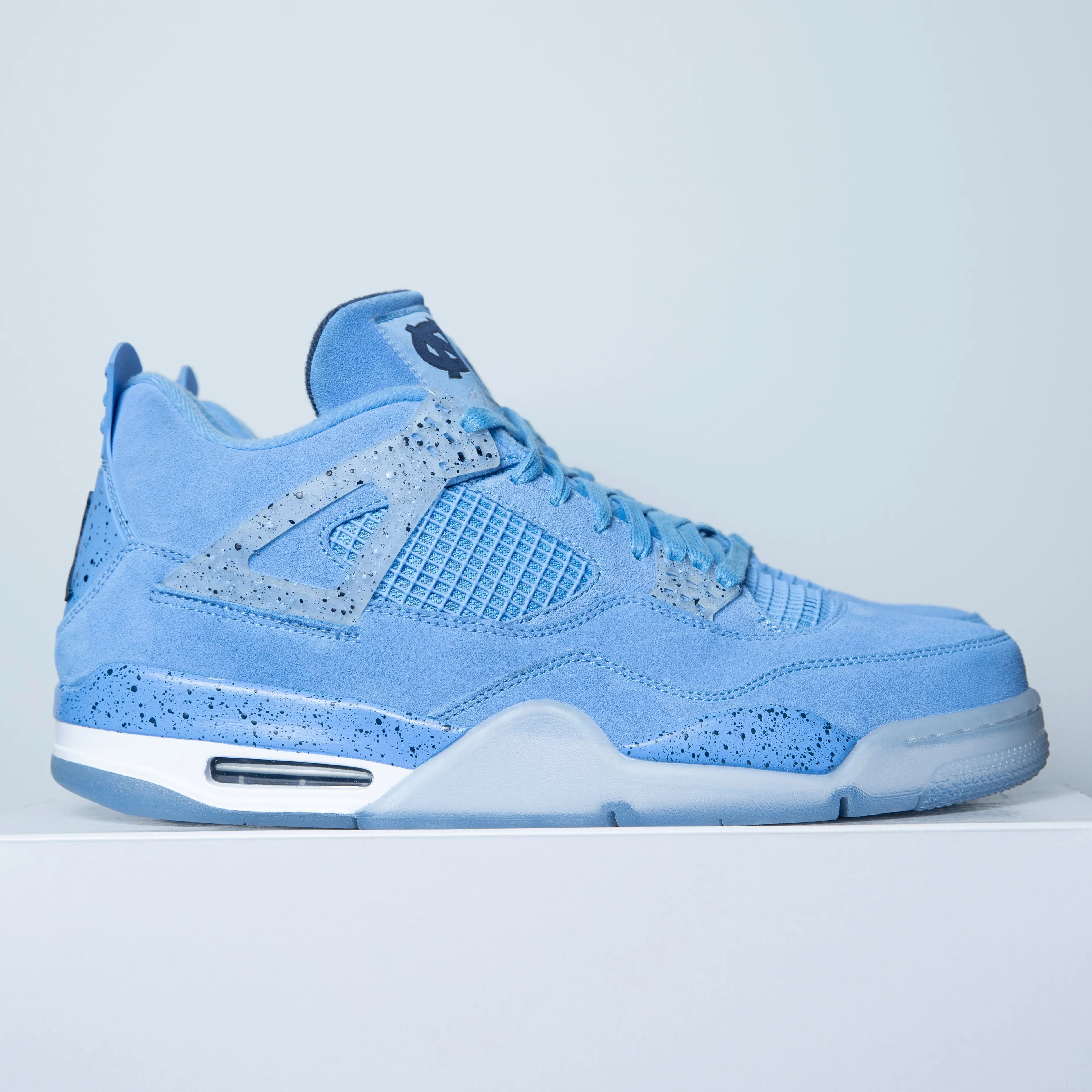 Metal Pop Travel Gear Jordan 4 Retro UNC PE (2018)