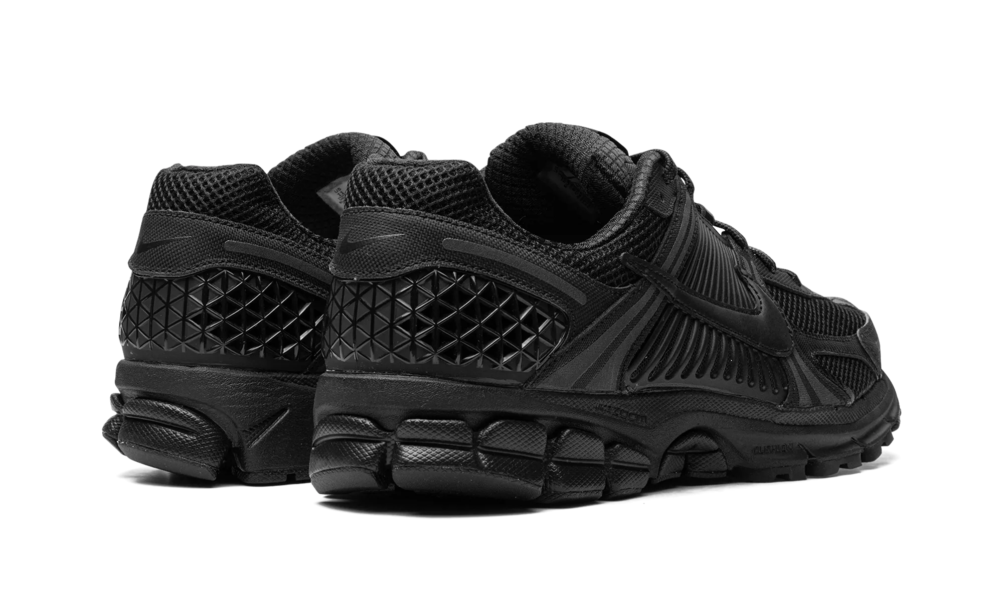 Zoom Vomero 5 "Triple Black" sandy terrain
