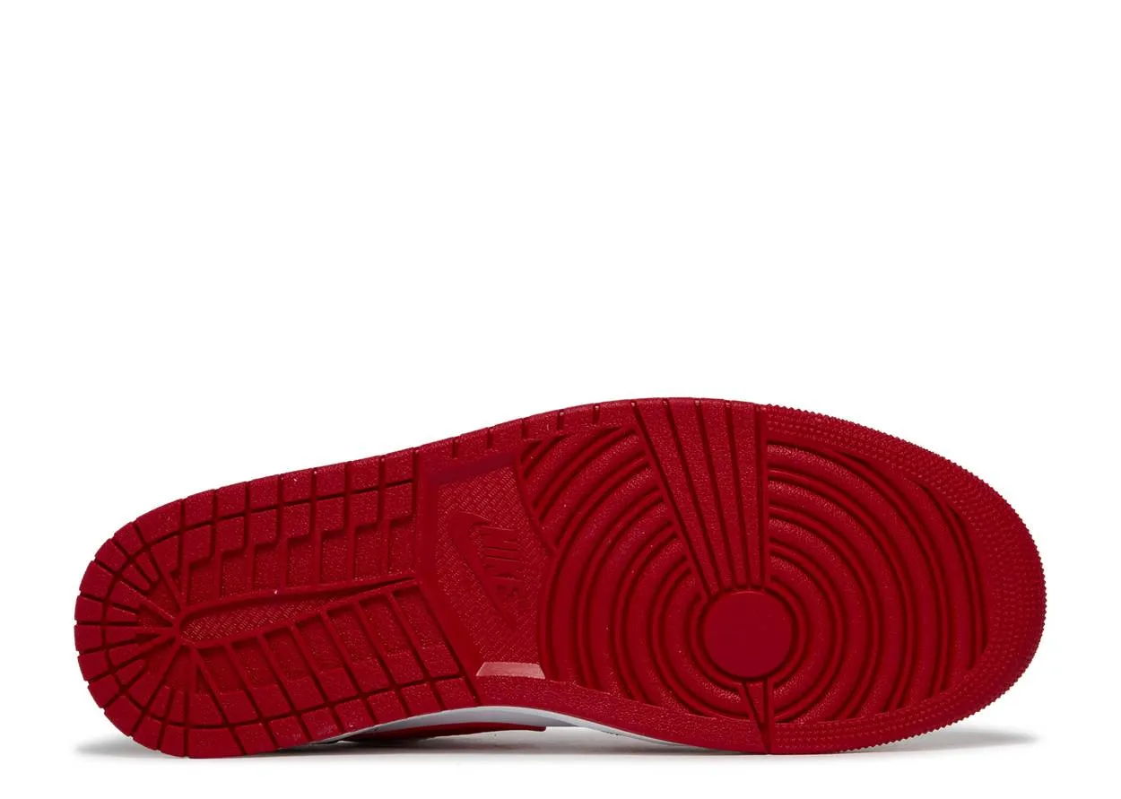 Indoor Step Air Jordan 1 Low Bulls