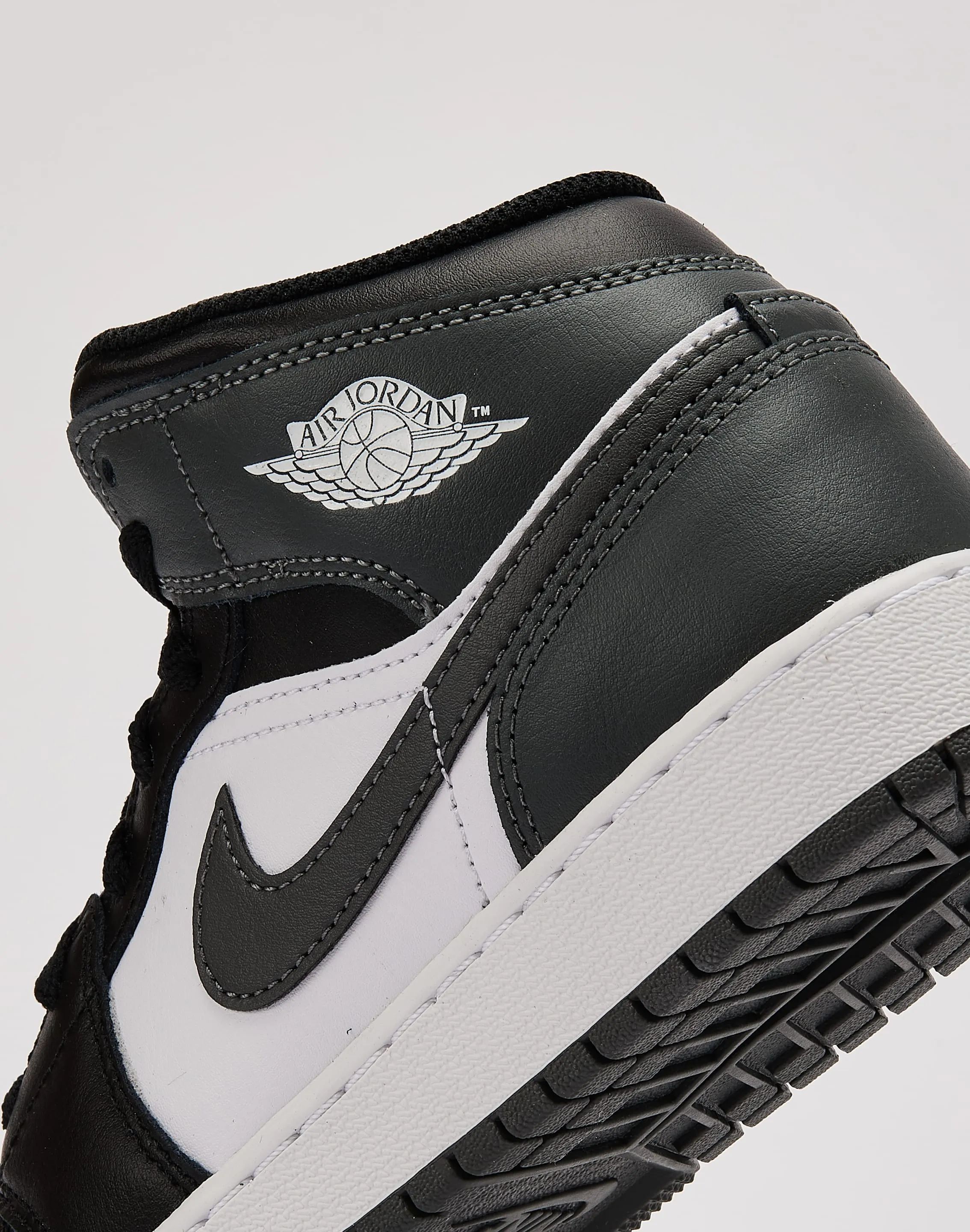 Autumn Cool Retro Mood Jordan Air Jordan 1 Mid Grade-School