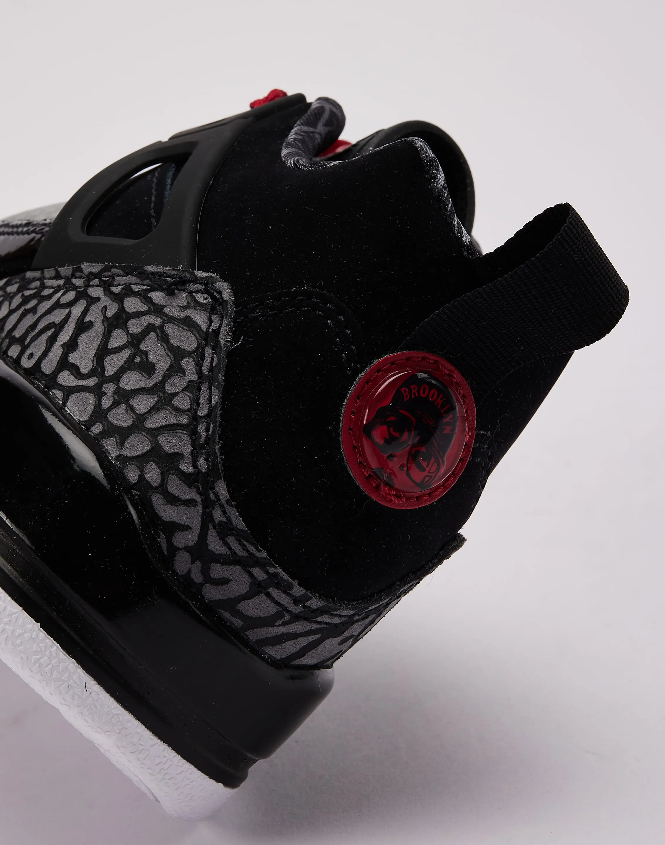 Jordan Spizike Low Grade-School Foot Glow