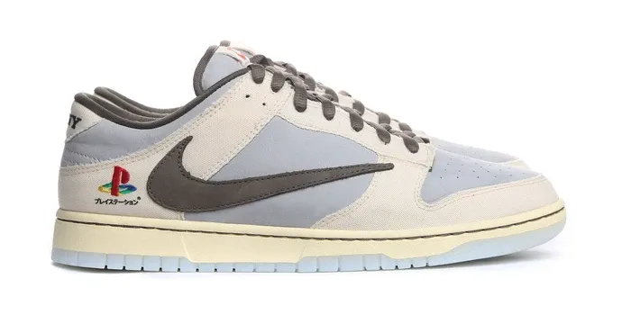 Walking Mood Nike Dunk Low Travis Scott x PlayStation