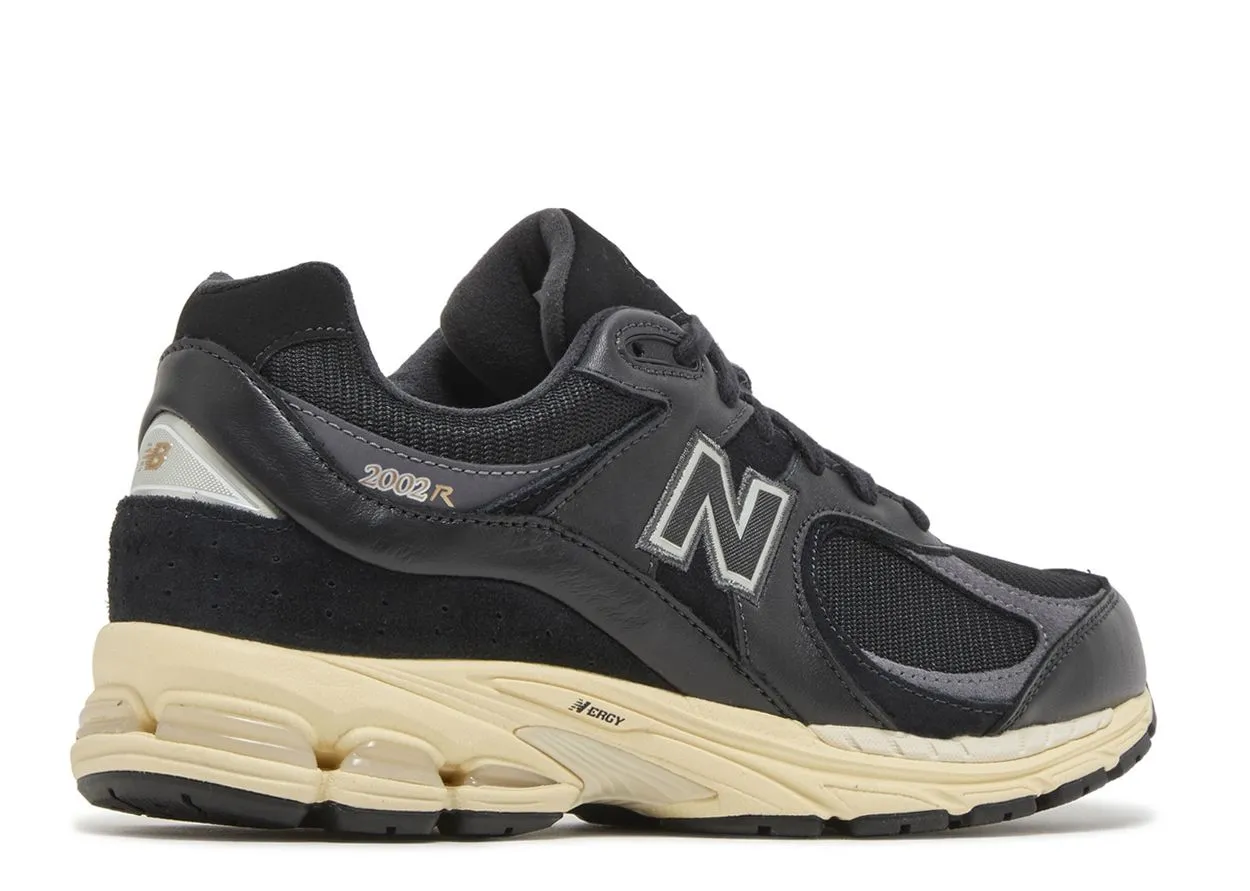 Minimal Design Minimal Style New Balance 2002R Black Vintage
