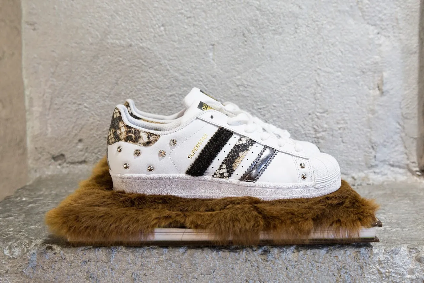 Monochrome Style Street Motion Adidas Superstar Pitone Cavallino Nero & Borchie