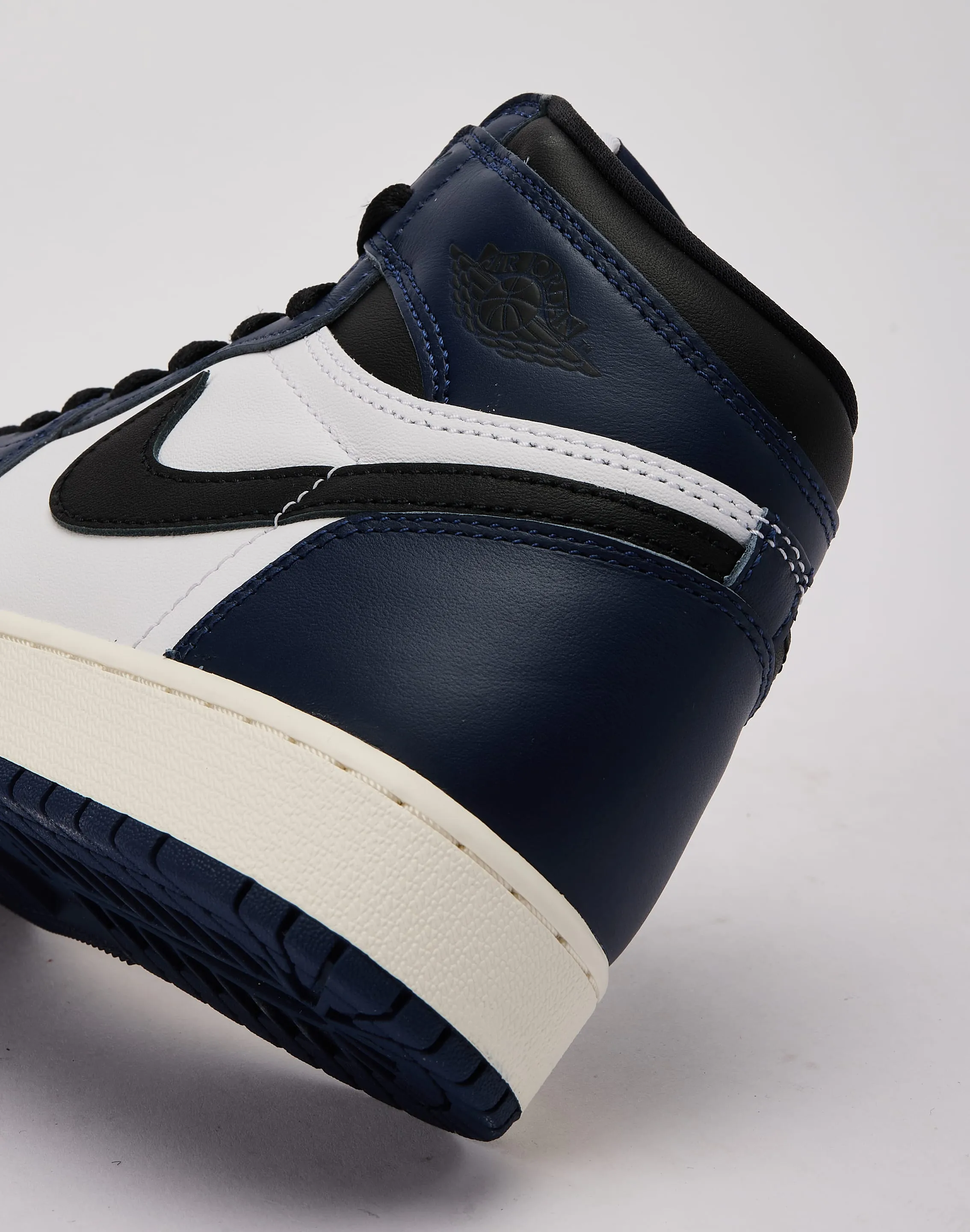 Jordan Air Jordan 1 Retro High OG 'Midnight Navy' Grade-School Heat Free Urban Sleek