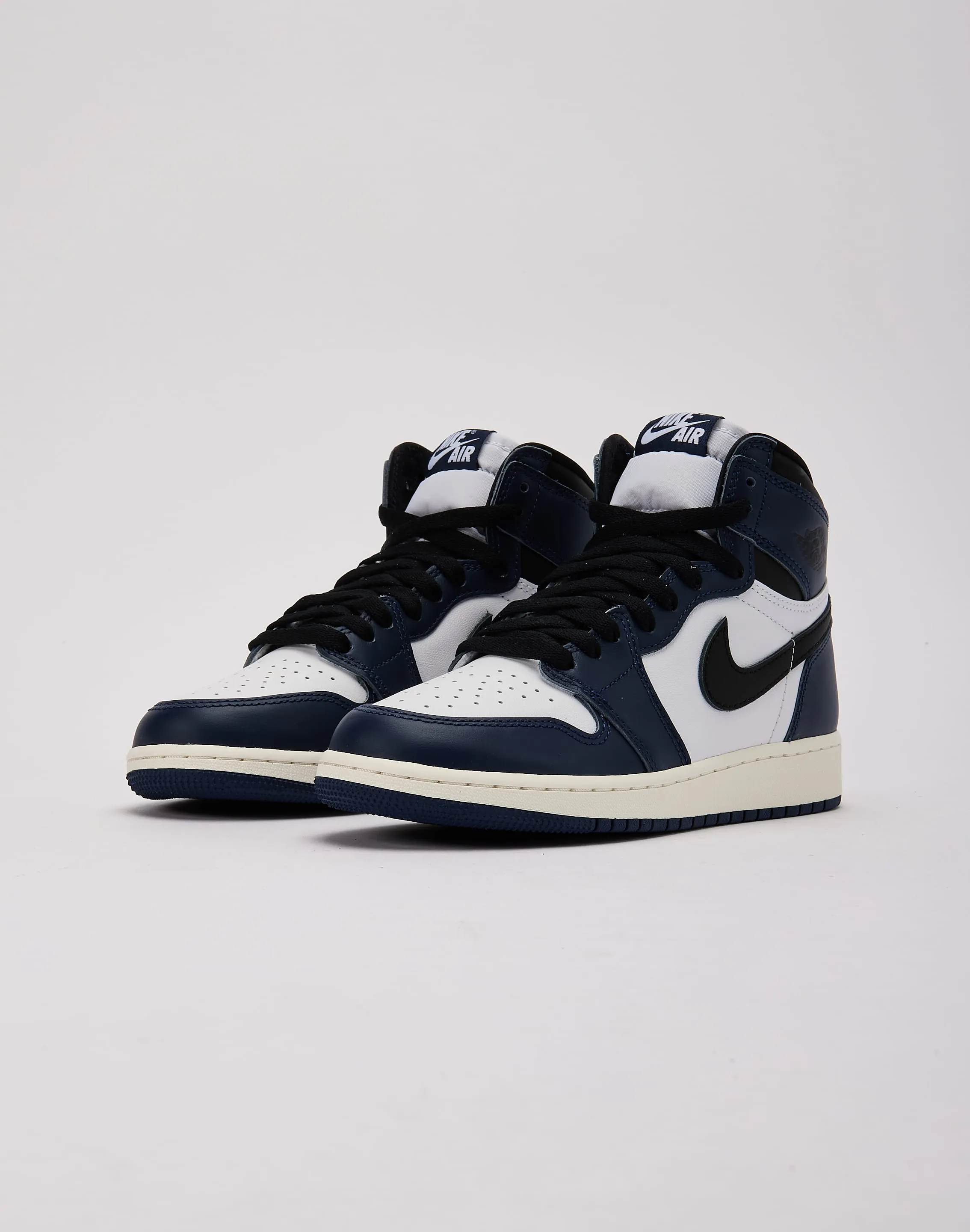 Durable outsole Jordan Air Jordan 1 Retro High OG 'Midnight Navy' Grade-School