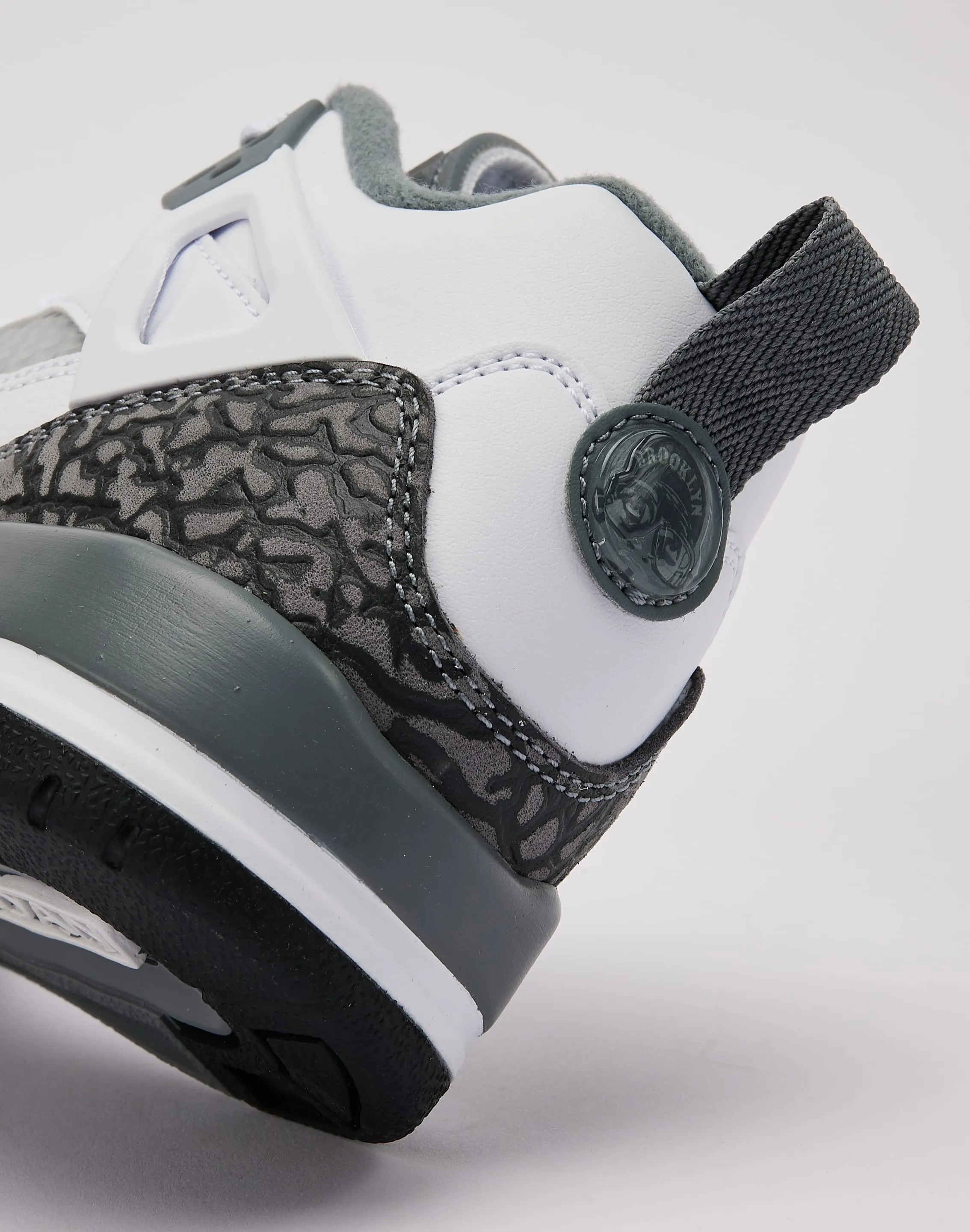 Jordan Spizike Low Grade-School Grip Hold