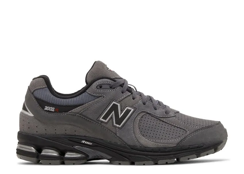 Blossom Step Weather resistant New Balance 2002R Castlerock Black