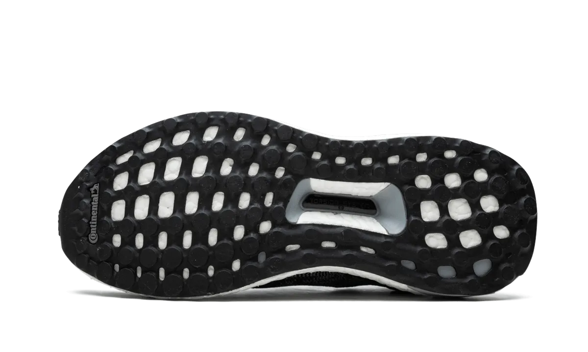 Ultraboost Uncaged GS Light Comfort Holiday Outfit