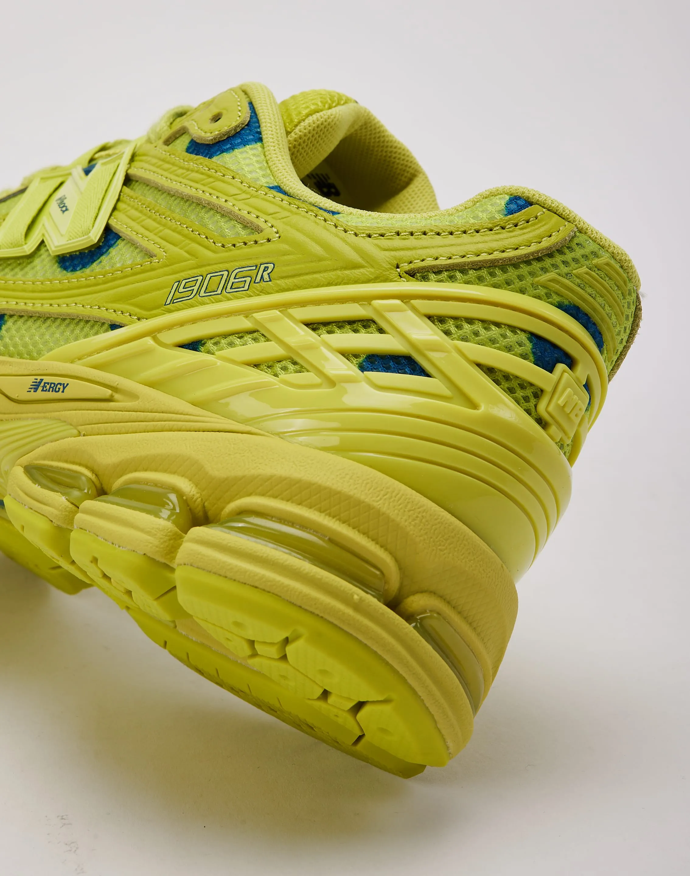 Round Edge Streetwear Look New Balance 1906R