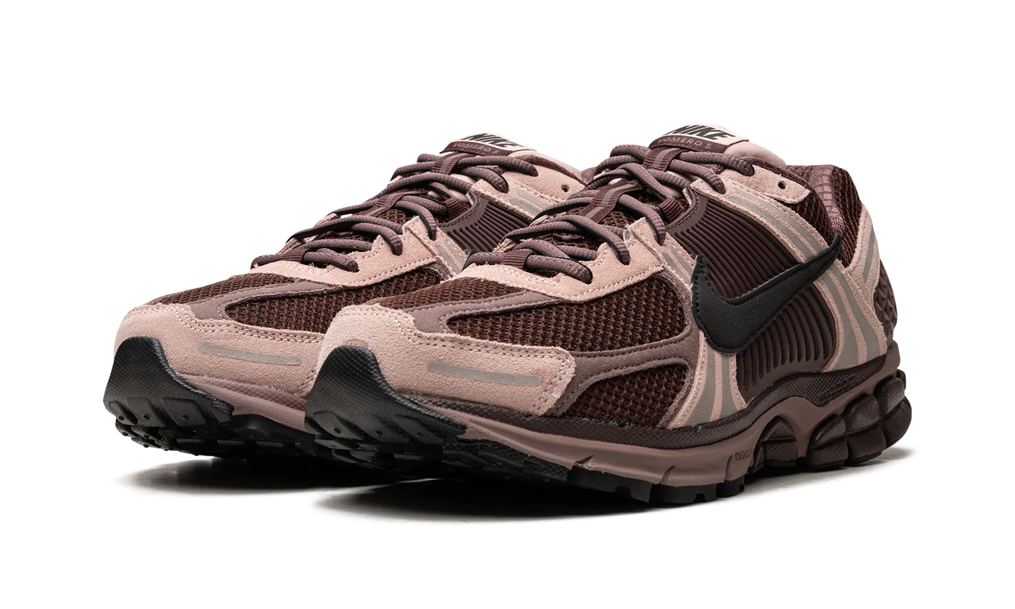 ZOOM VOMERO 5 WMNS "Plum Eclipse" running in a cable car area shoes