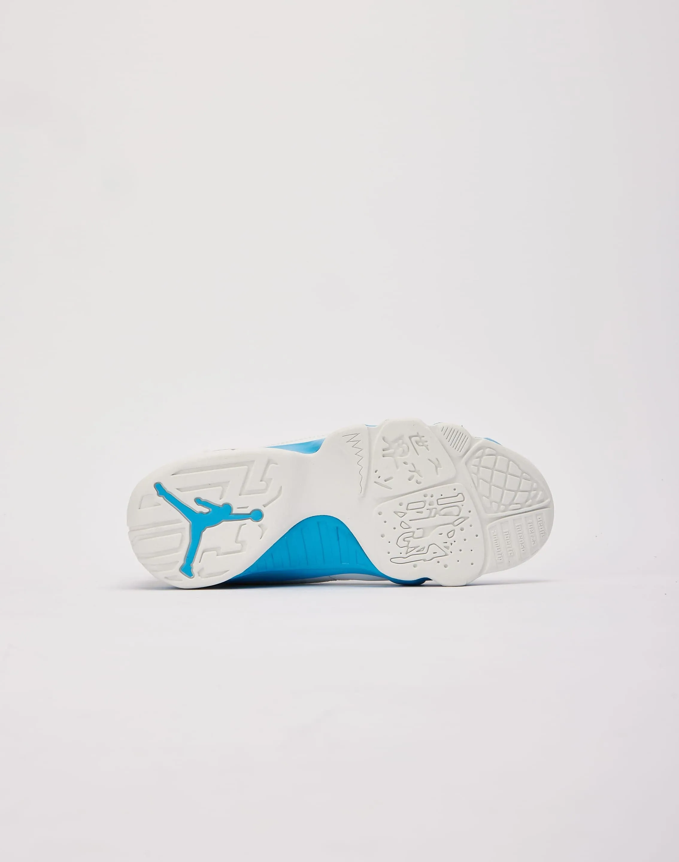 Jordan Air Jordan 9 Retro 'Powder Blue' Grade-School Street Run Posture aid
