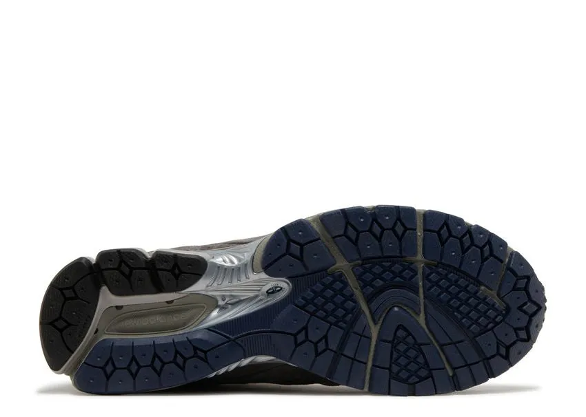 New Balance 2002R Gore-Tex Castlerock Durable Walk Roomie Fit