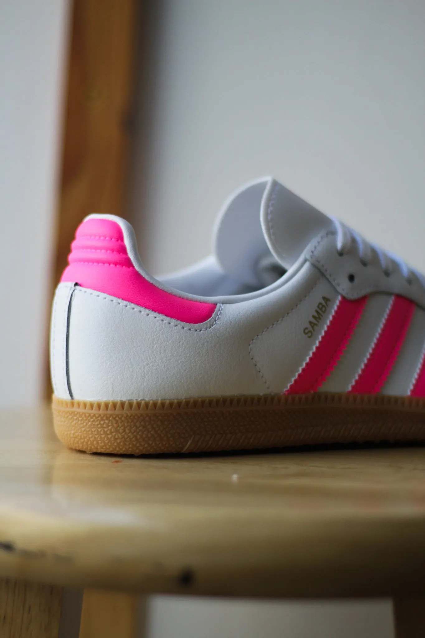W ADIDAS SAMBA OG "CLOUD WHITE/LUCID PINK/GUM" Color-Block Comfort footbed