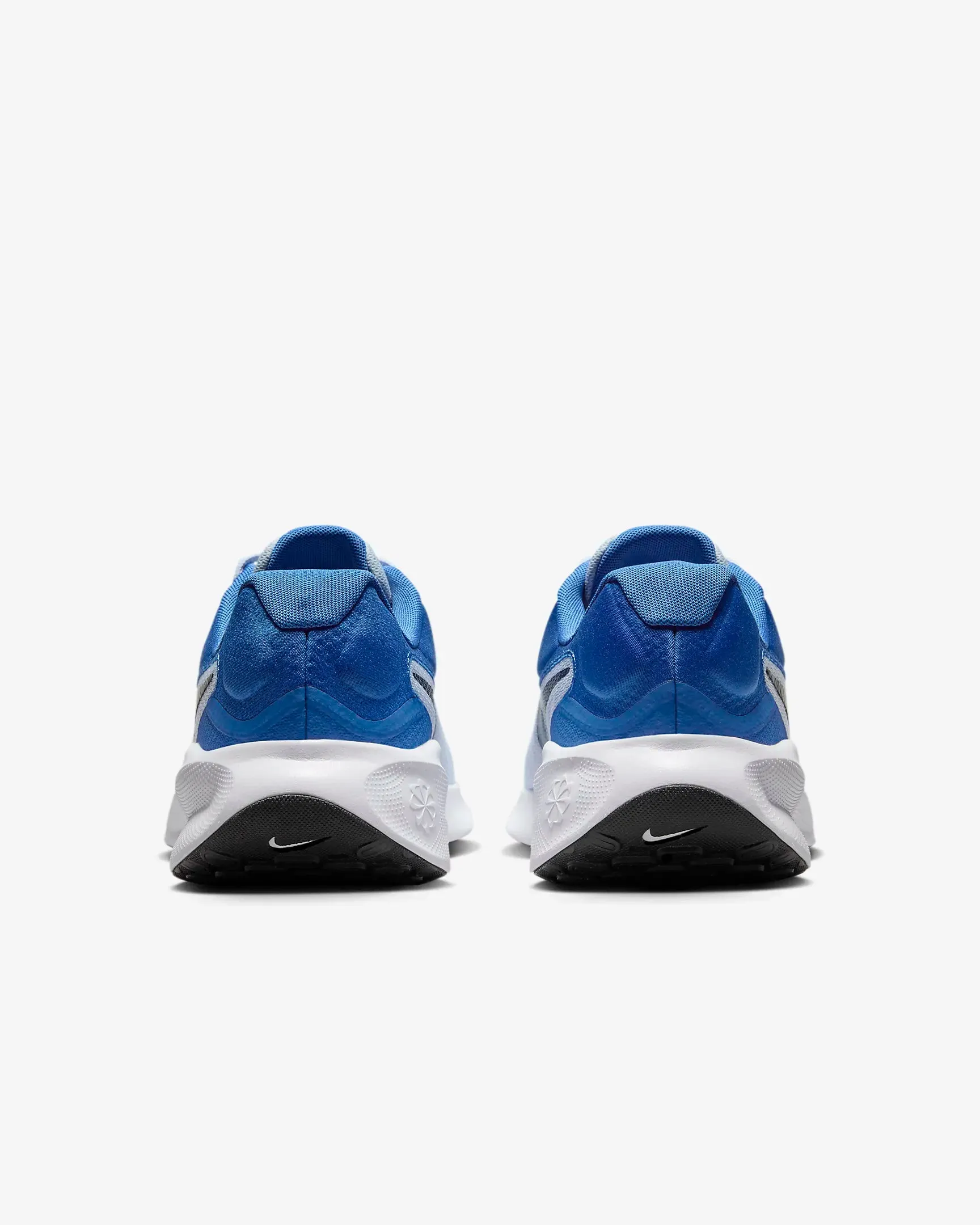 running in a coastal area shoes outdoor equipment Revolution 7 4E Running Shoes