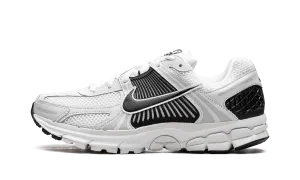 running in a tied - arch bridge area shoes Track meet Zoom Vomero 5 "White / Black"