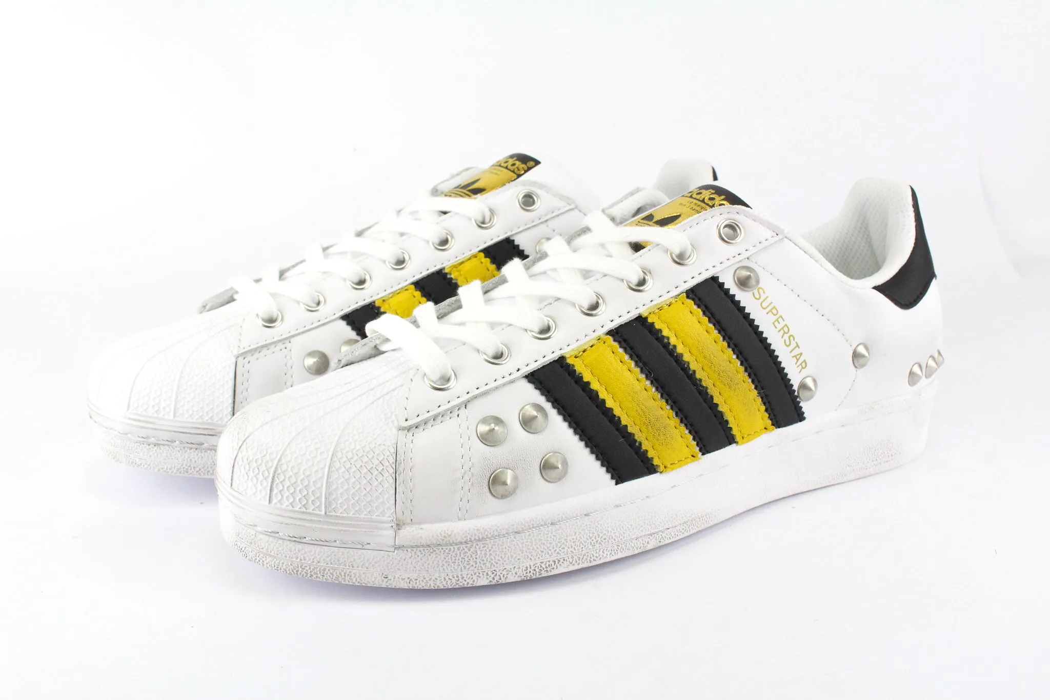 Adidas Superstar Senape & Borchie Coffee Run Easy Outfit