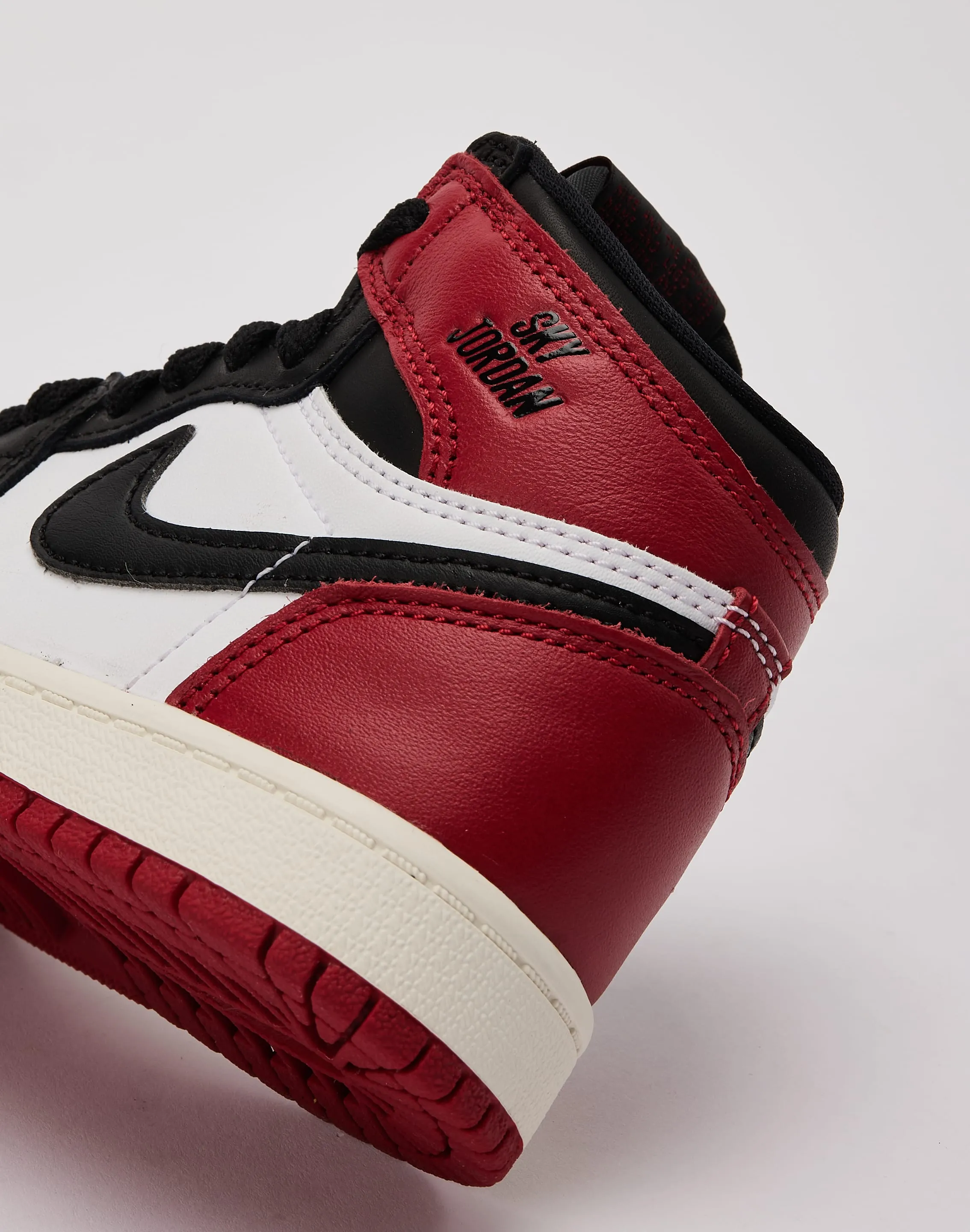 Jordan Air Jordan 1 Retro High OG 'Black Toe Reimagined' Pre-School orthopedic Smooth ride