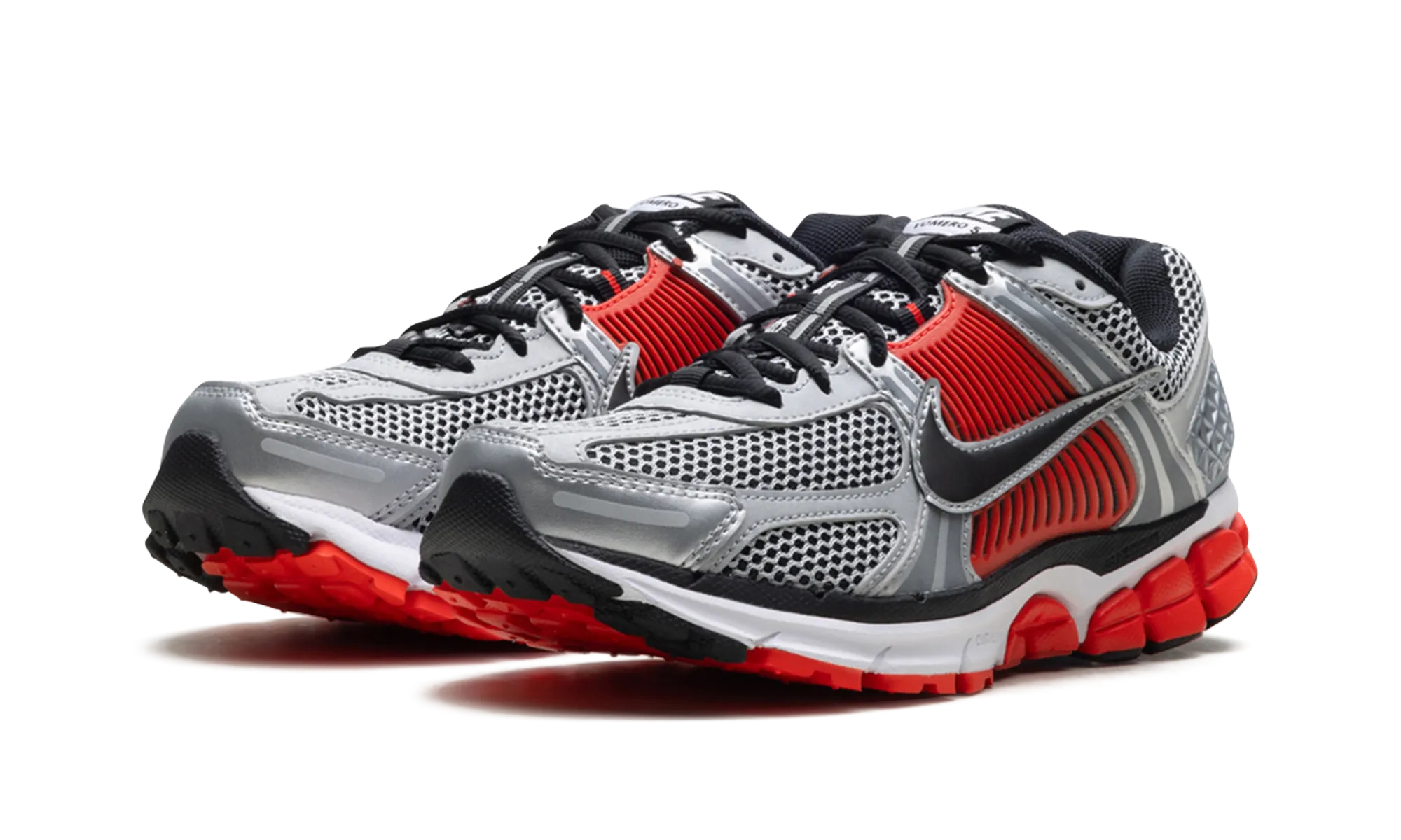 running in solid colors Zoom Vomero 5 "metallic silver black"