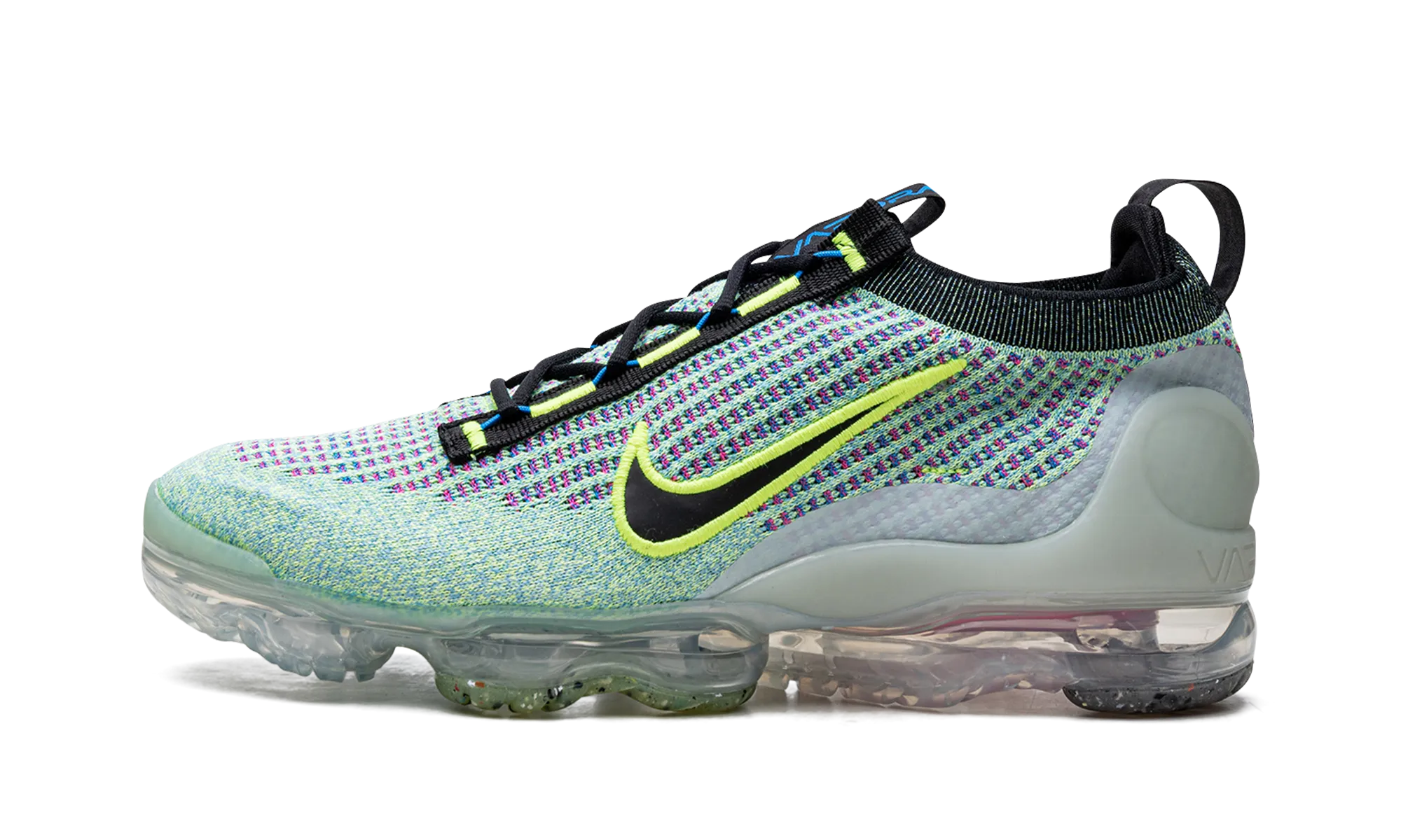 running in a rope bridge area shoes Air Vapormax Flyknit 2021