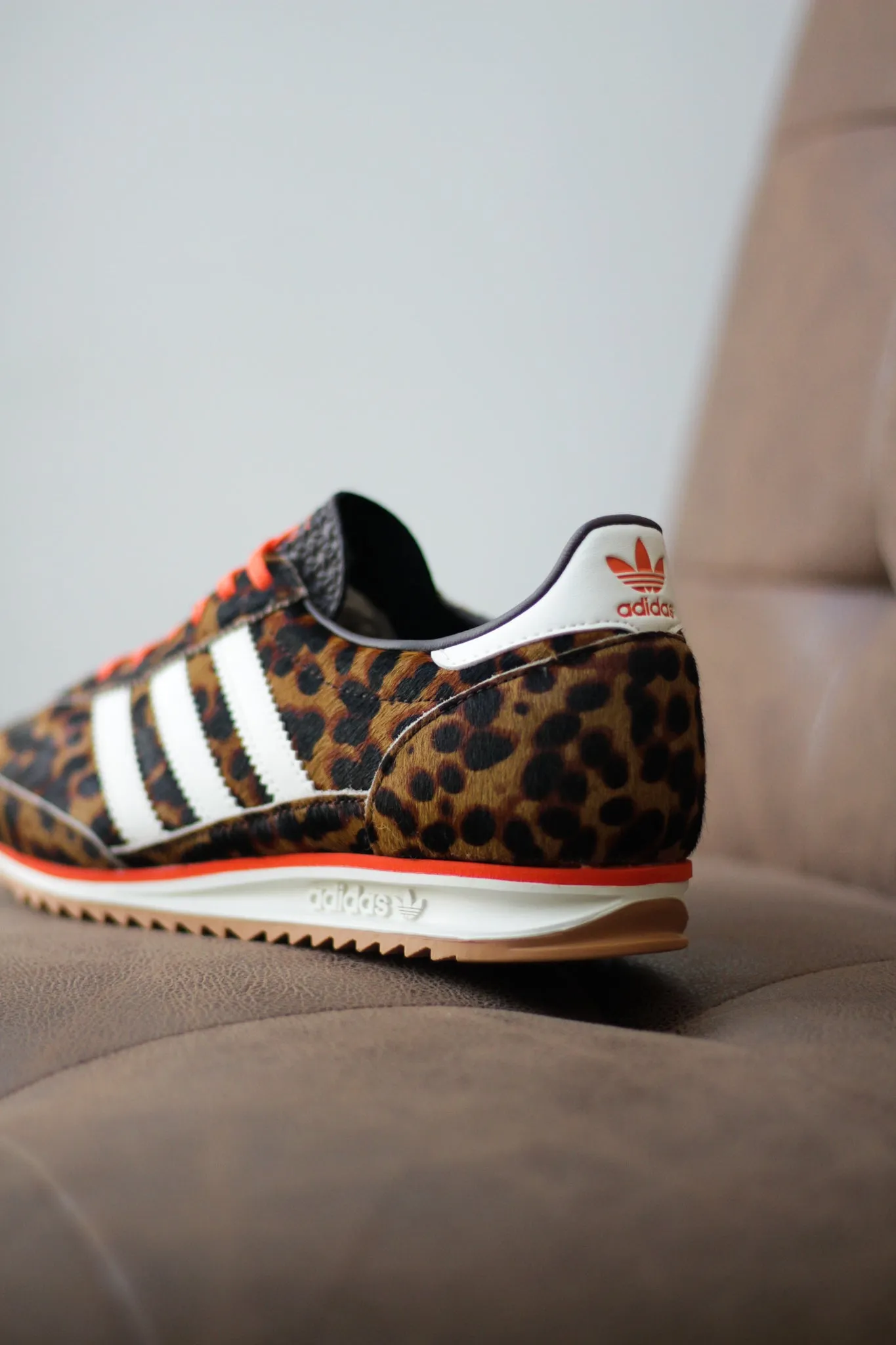 Video Look Cliff Edge W ADIDAS SL 72 OG "DARK BROWN/OFF WHITE" Metallic-Heel