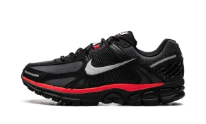Versatile Grip Zoom Vomero 5 "Black Metallic University Red"