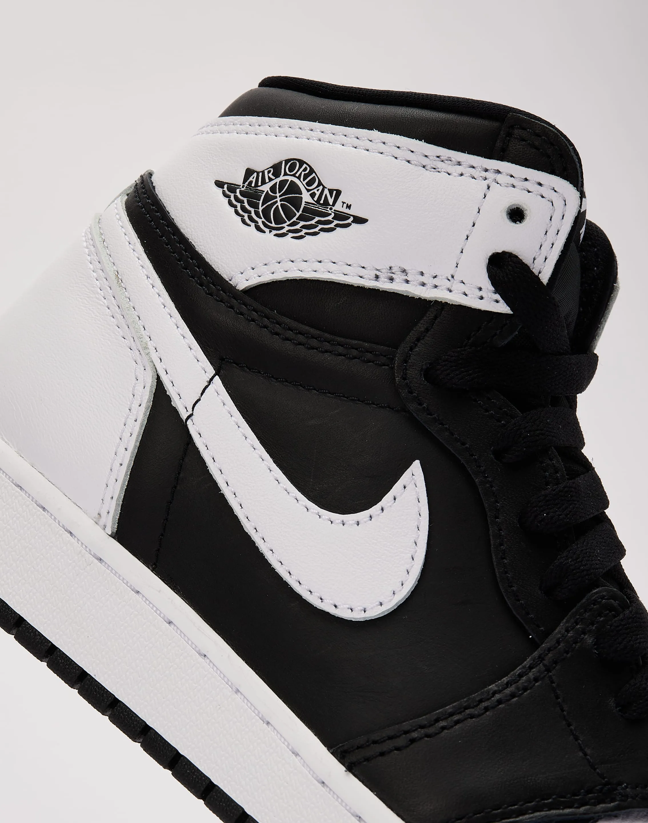 Dream Path Winter Chill Jordan Air Jordan 1 Retro High OG 'Black and White' Grade-School
