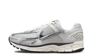 Zoom Vomero 5 WMNS "Photon Dust Metallic Silver" Impact Resistant