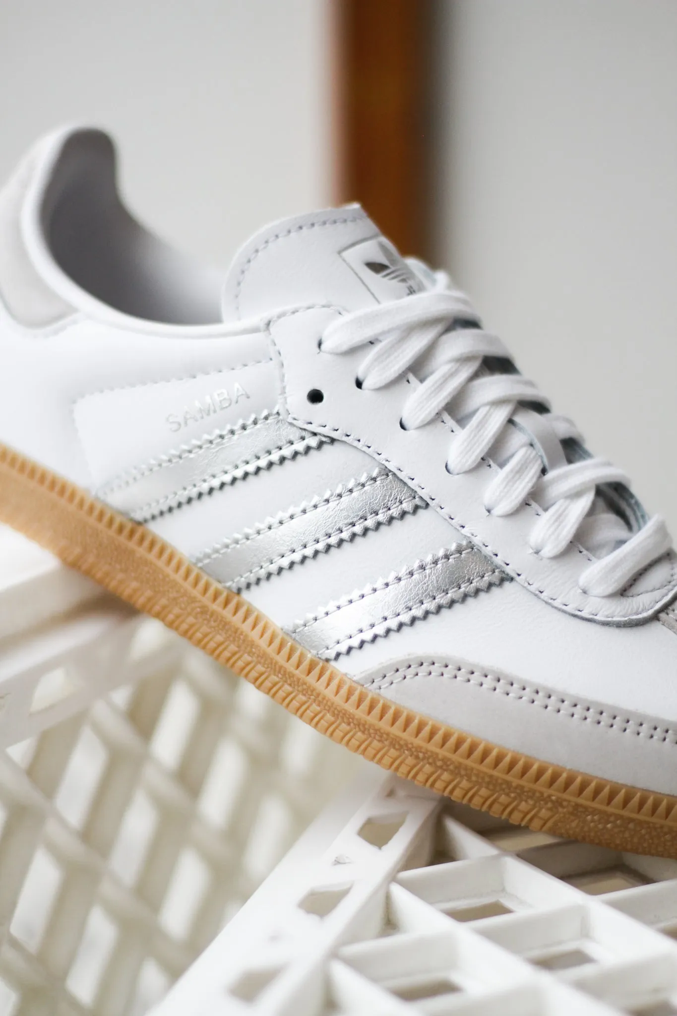 Trendy Power-Core W ADIDAS SAMBA OG "CLOUD WHITE/SILVER METALLIC/GREY ONE"