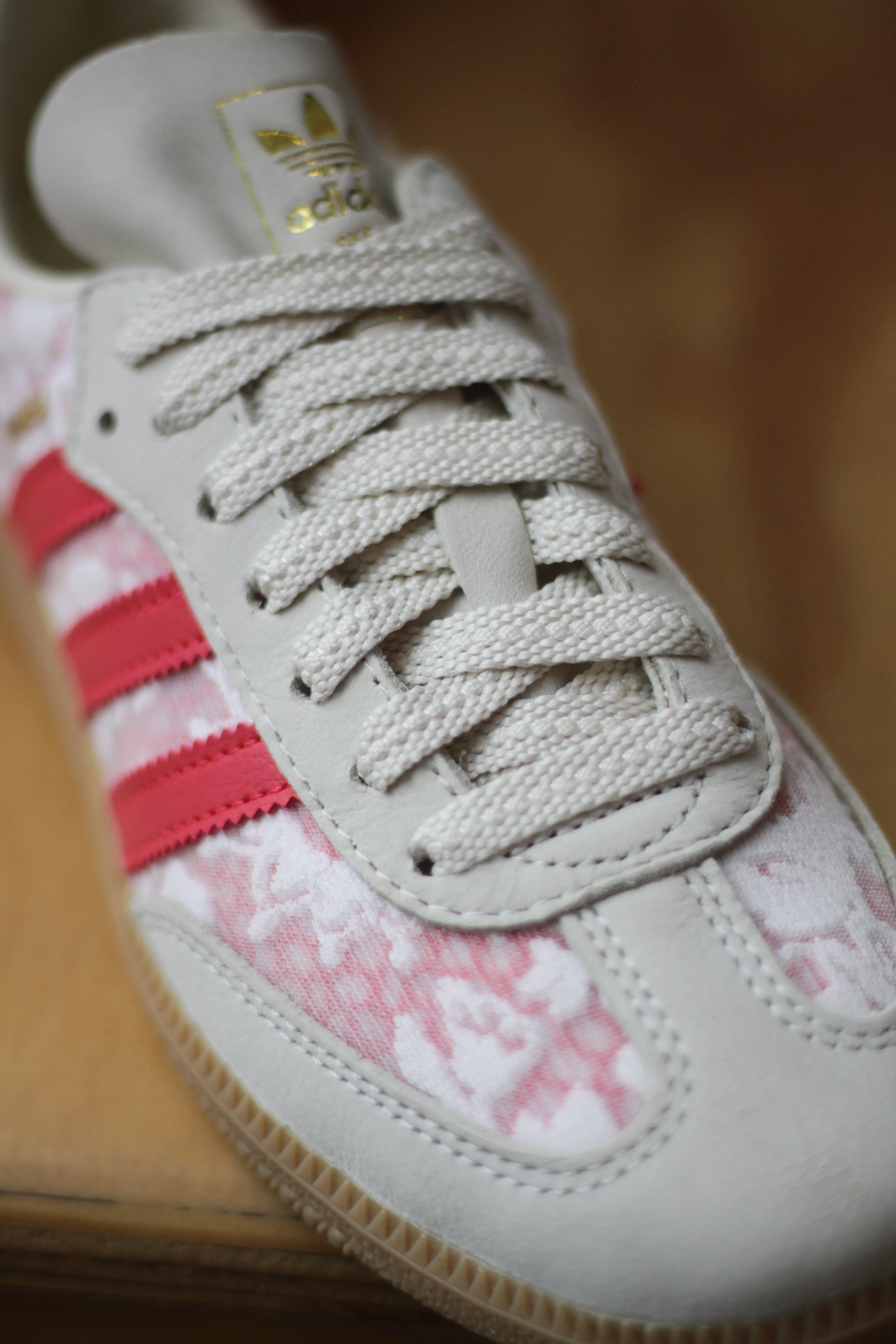 Classic Chic Sporty W ADIDAS SAMBA OG "WHITE/CREAM WHITE/BETTER SCARLET"