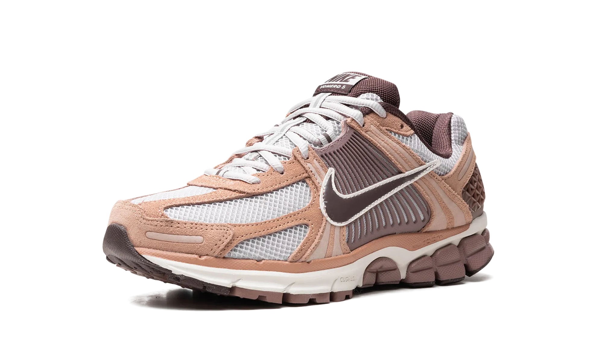 cross - country - specific shoes running in an airport area shoes Zoom Vomero 5 "Dusted Clay"