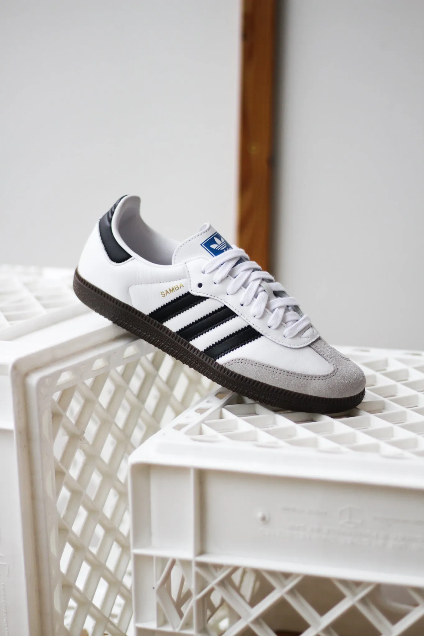 W ADIDAS SAMBA OG "CLOUD WHITE/CORE BLACK/GUM" Beaded Rapid Motion