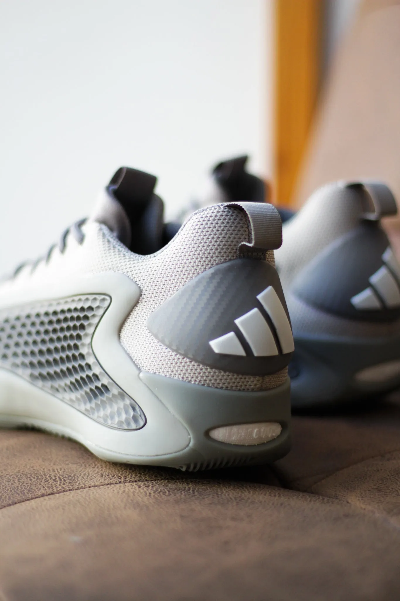 Scandi Clean Summer-Vibe ADIDAS AE 1 LOW "METALLIC GREY/DOVE GREY/CLOUD WHITE"