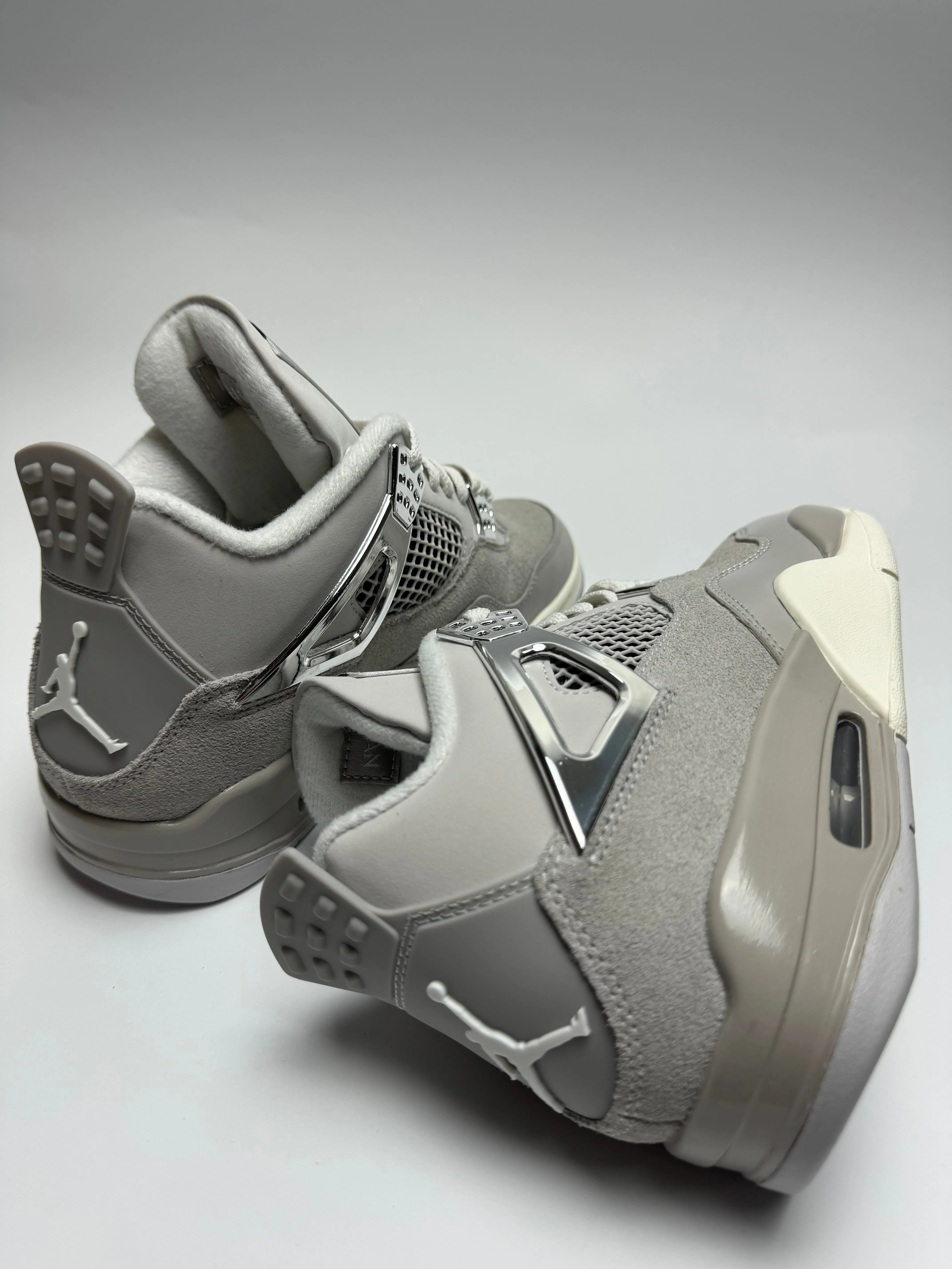 Walking Vibe Break Pace Air Jordan 4 "Frozen Moments"