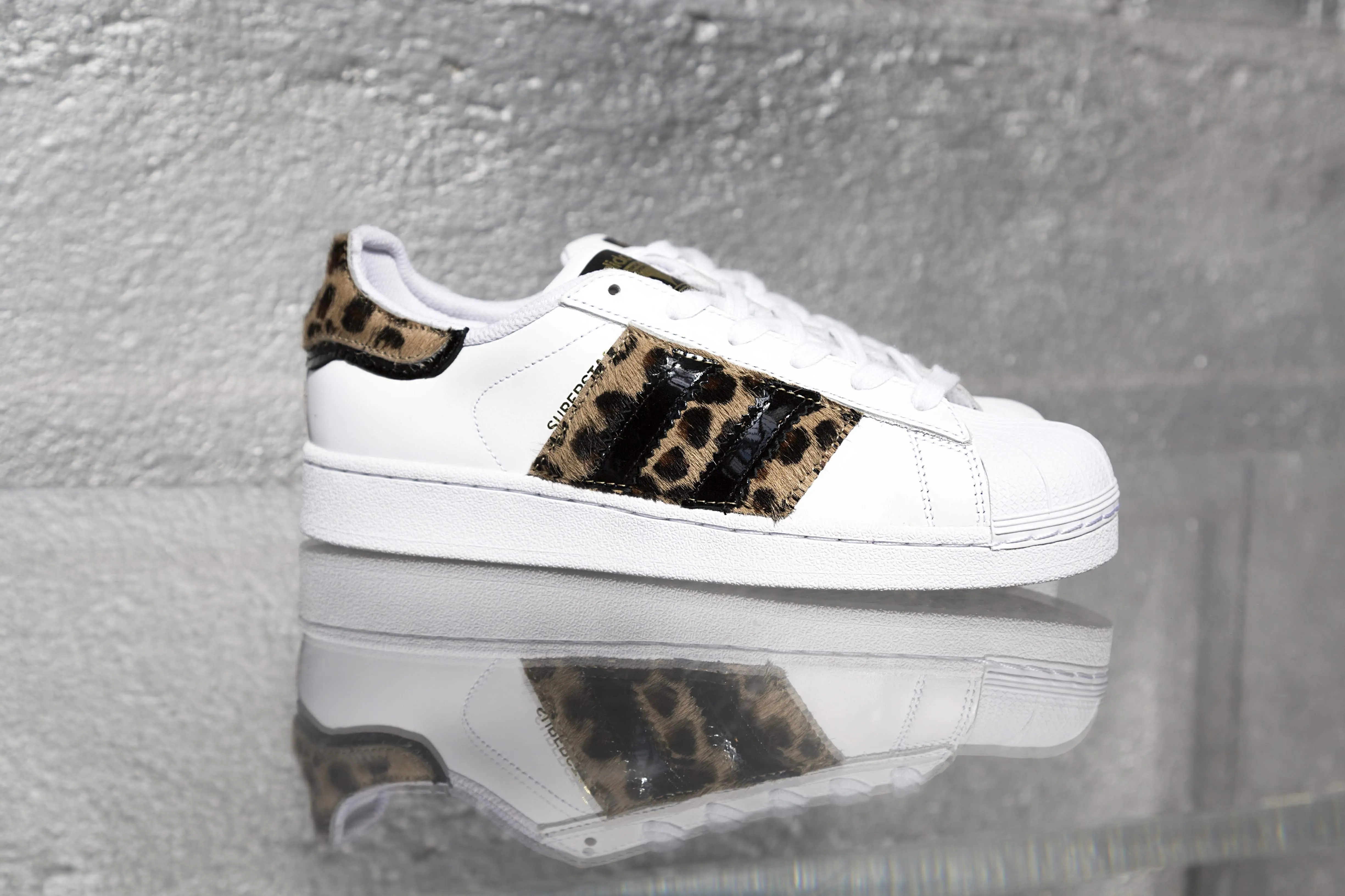 Modern Vibe Soft Focus Adidas Superstar Maculate & Vernice Nera